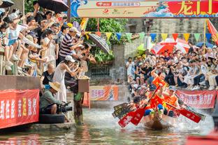 记者：武里南联老板和老板娘横行霸道，曾给越秀山“下降头”做法